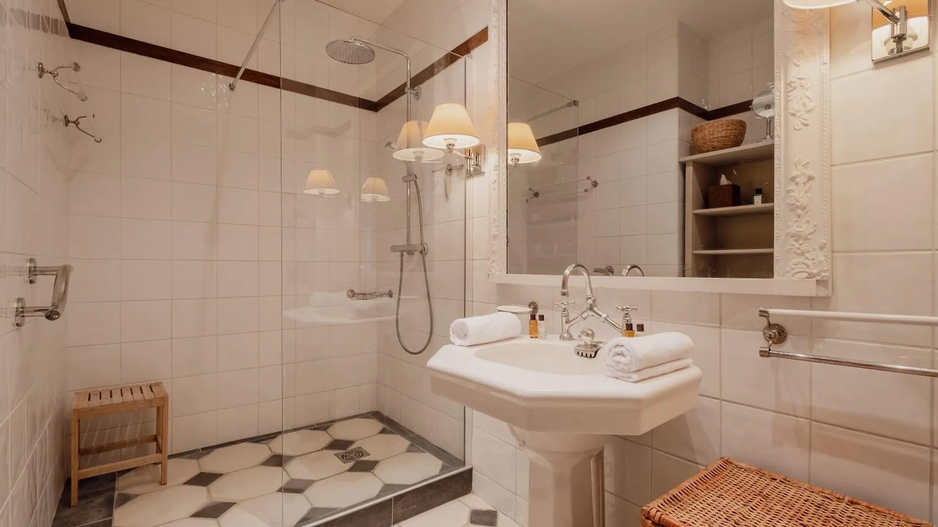 Veeve - Gilded Dreams Apartment Paris