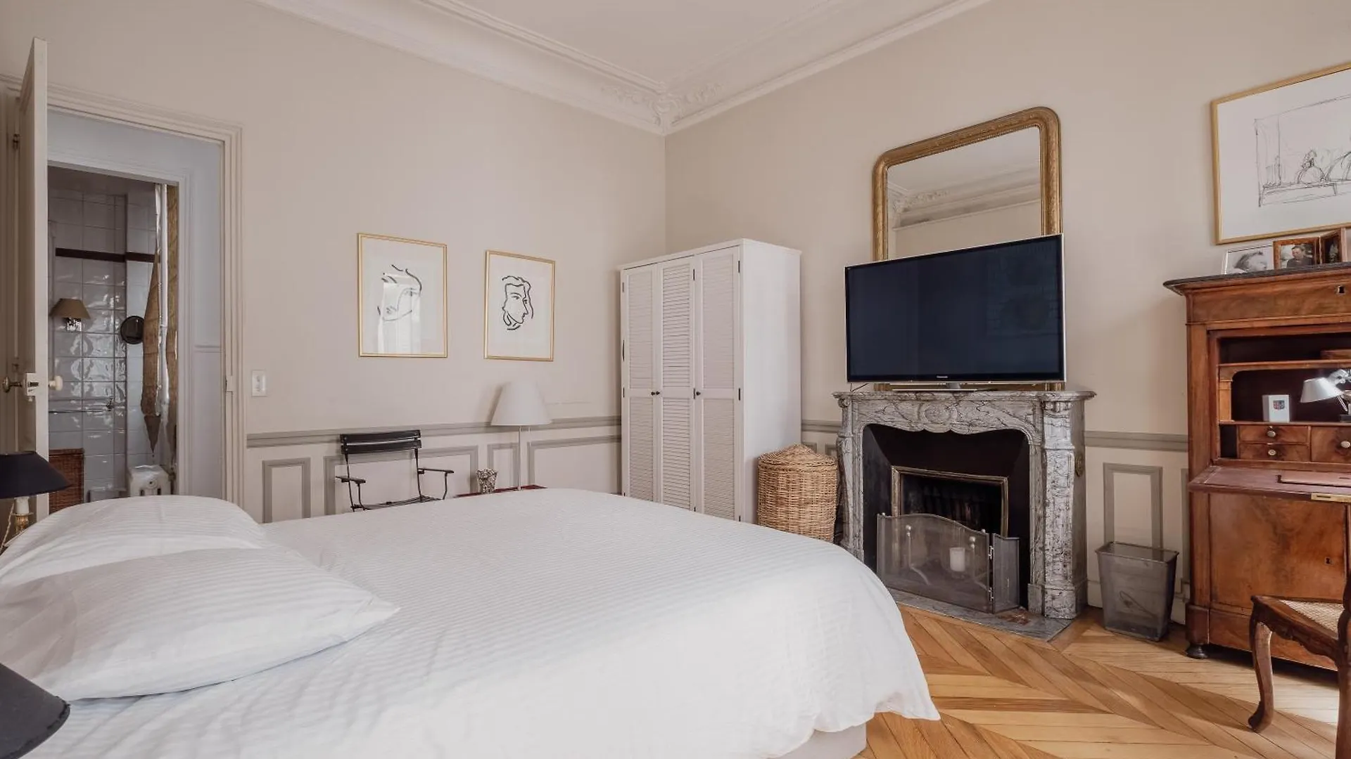 Veeve - Gilded Dreams Apartment Paris