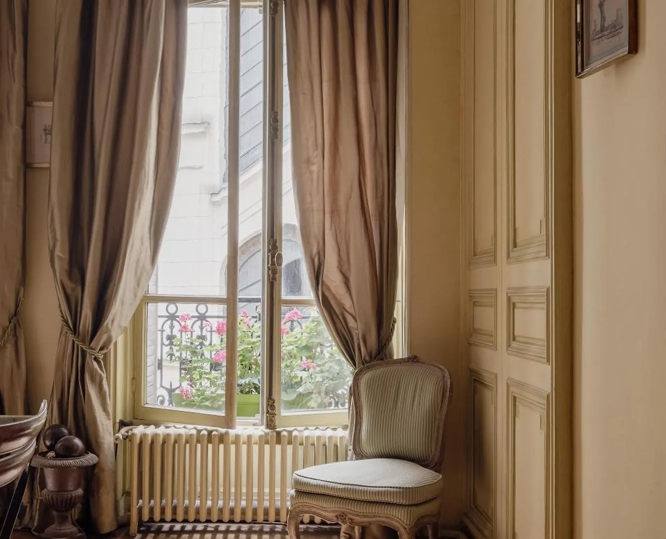 Veeve - Gilded Dreams Apartment Paris